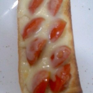 トマトとたまごのチーズトースト